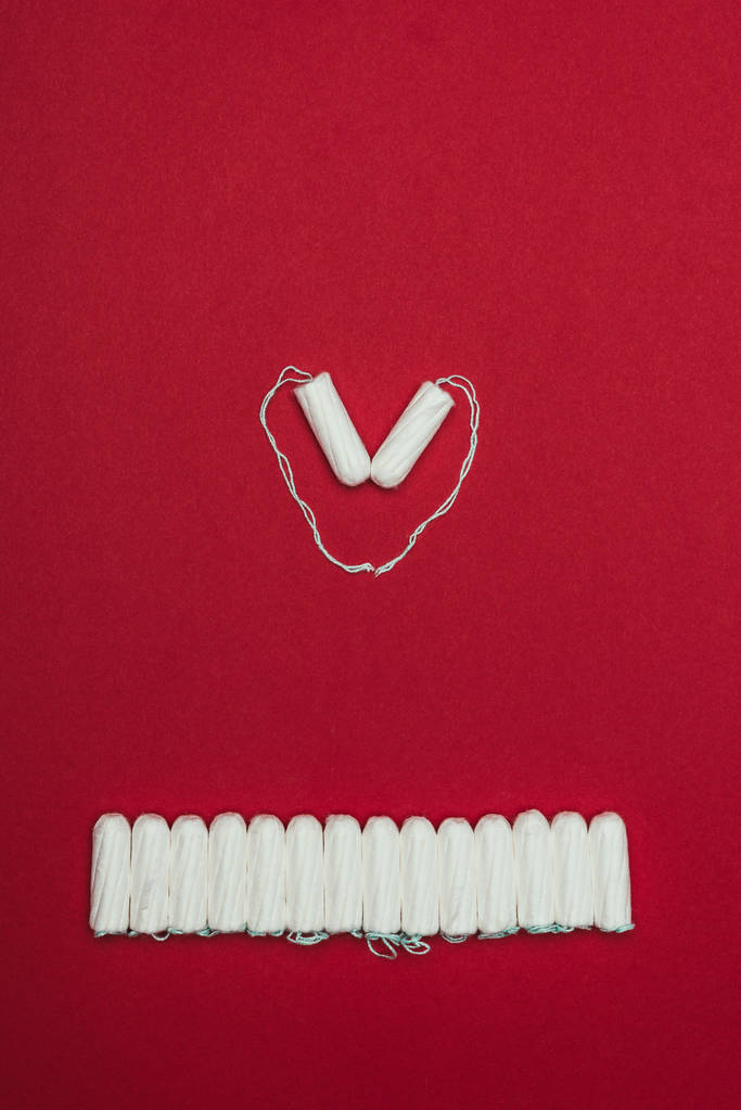 Üstten Görünüm içinde düzenlenmiş kalp adet üzerinde izole kırmızı tamponlar - Fotoğraf, Görsel