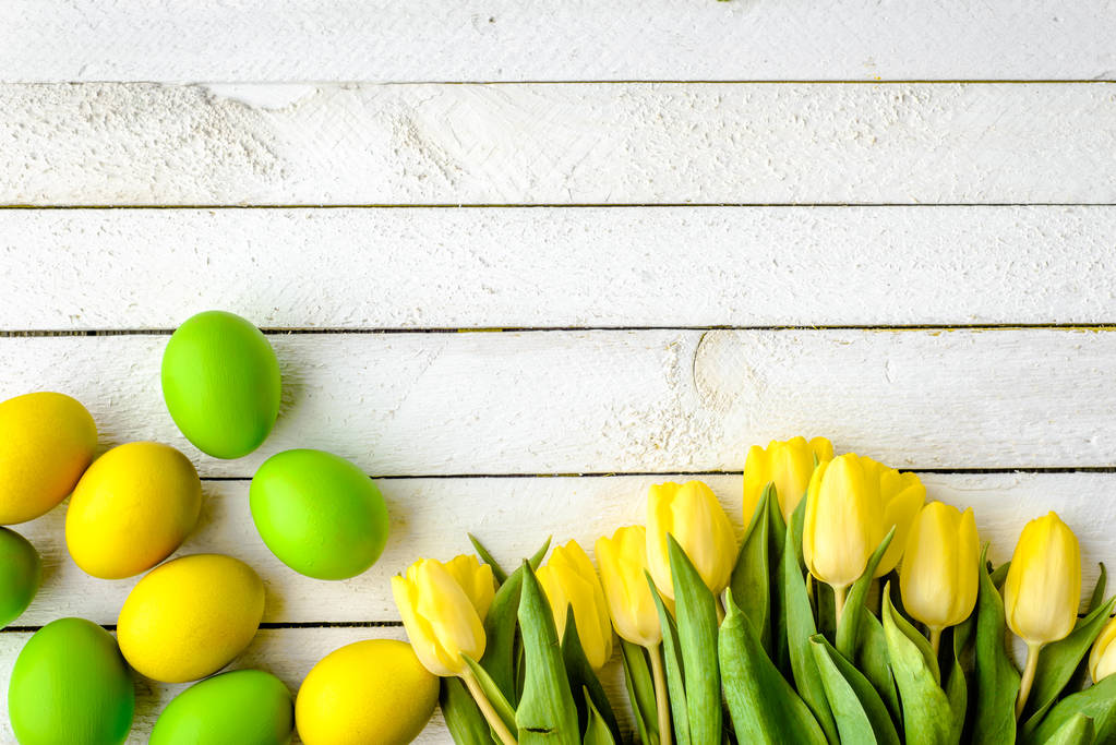 Happy easter eggs, background with tulips and eggs on wooden boards - Photo, Image