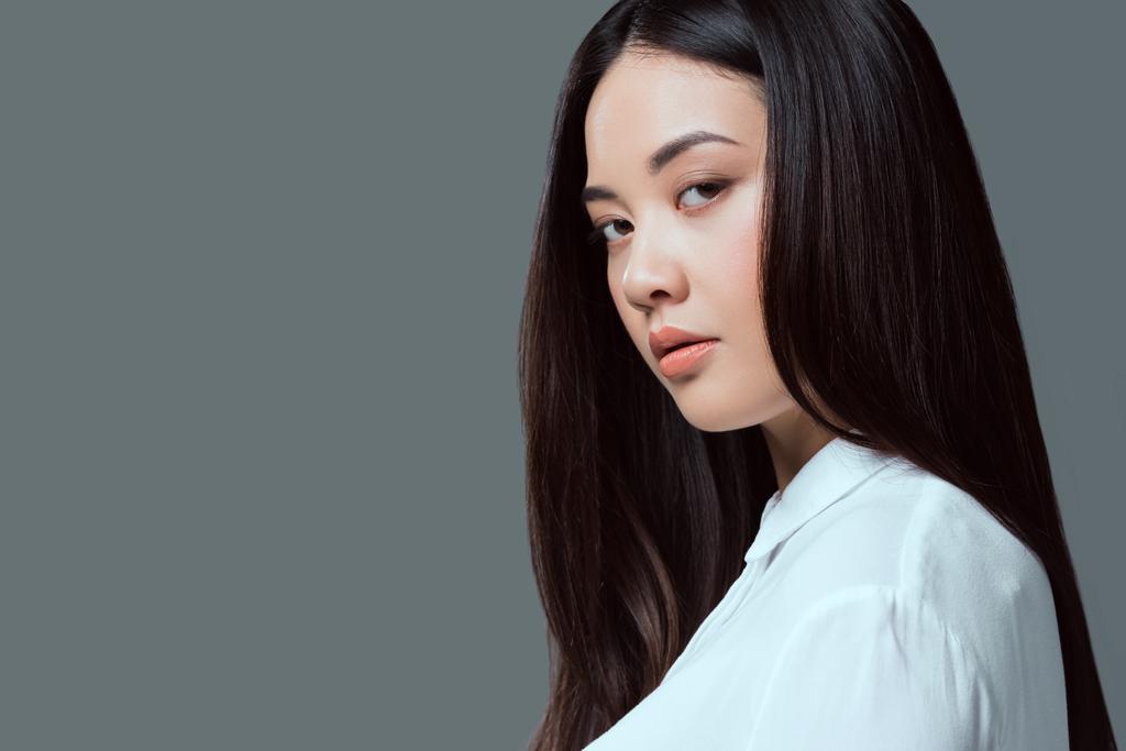 primer plano retrato de hermosa asiática chica mirando cámara aislada en gris
 - Foto, Imagen
