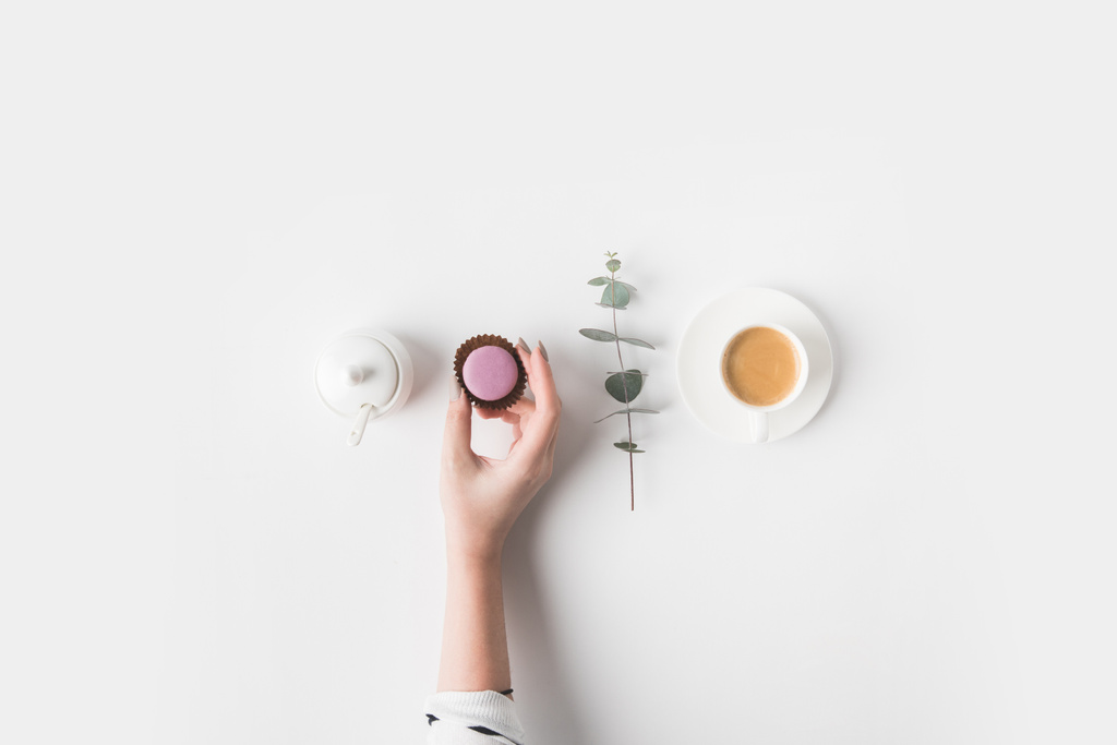обрізаний знімок жіночої руки і сніданок на білому столі
 - Фото, зображення