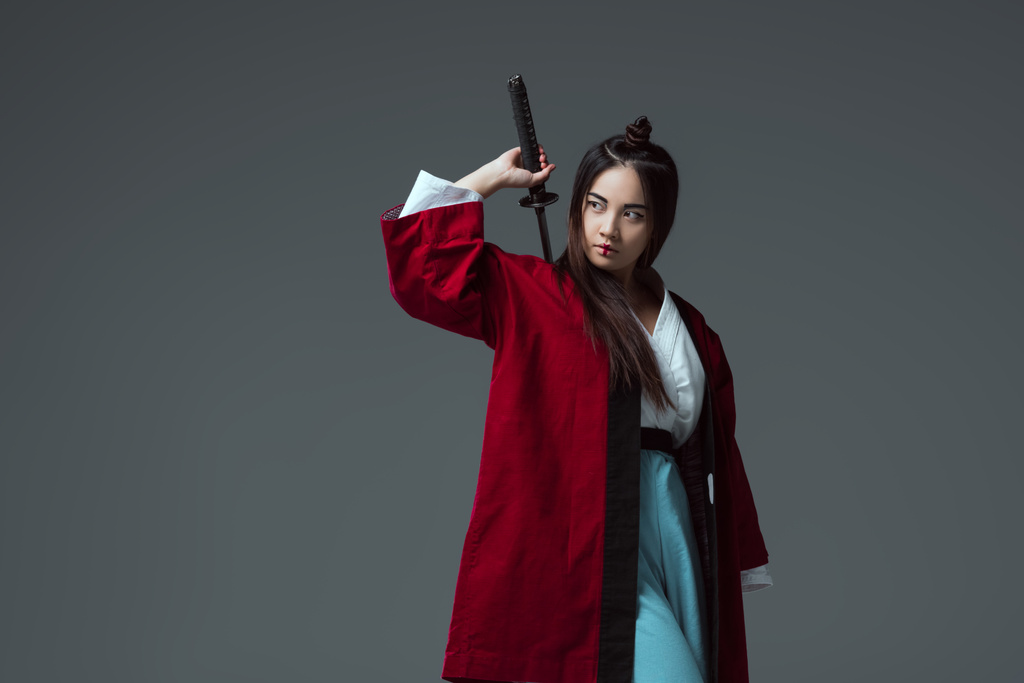 samurai kimonossa pitäen Katana miekkaa ja katsellen pois eristettynä harmaaseen
 - Valokuva, kuva