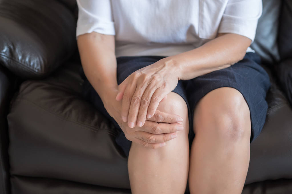 Ältere Frau leidet unter Schmerzen bei rheumatoider Arthritis - Foto, Bild