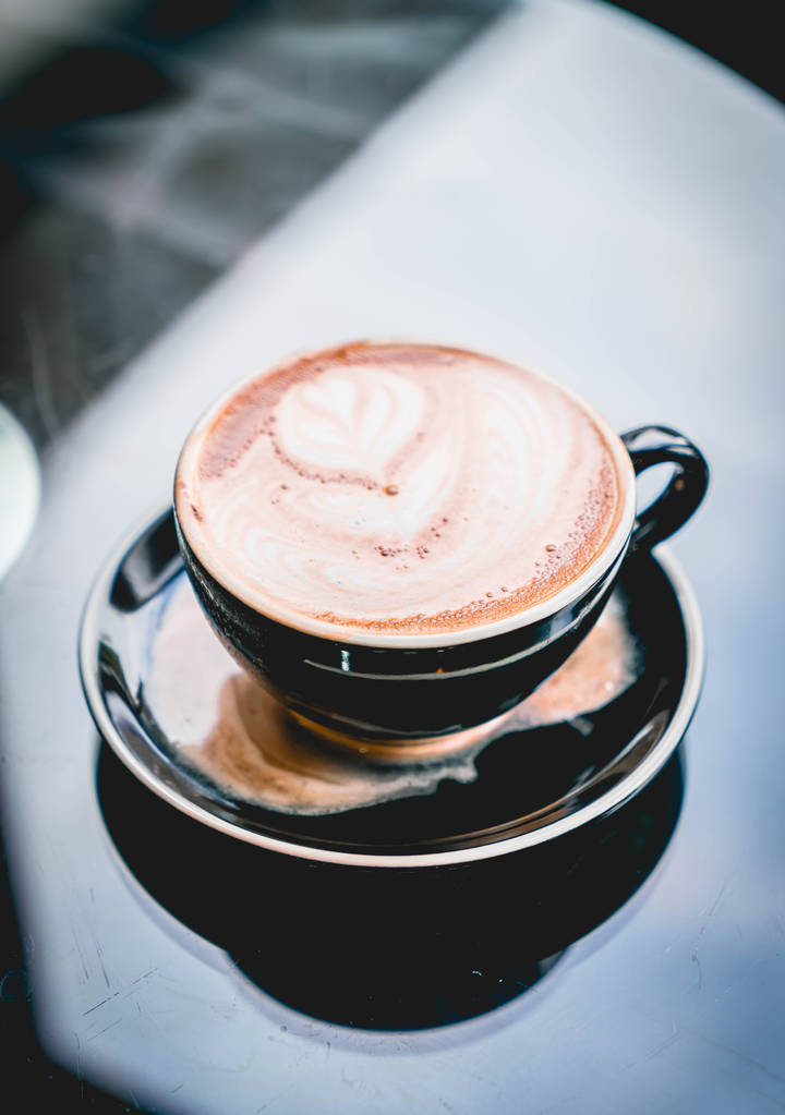 чашка гарячої кави в кав'ярні
 - Фото, зображення