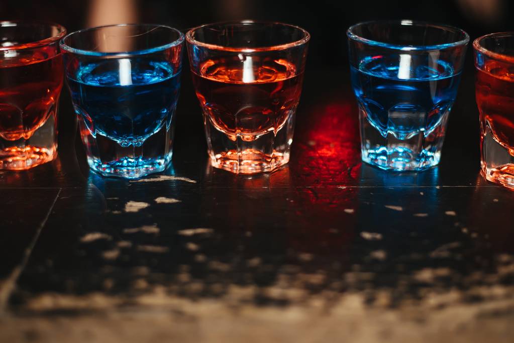 Αλκοόλ μπαρ, ποτήρι κοκτέιλ στο μπαρ γυαλί counter, κοκτέιλ στο μπαρ, πόσιμο κοκτέιλ στο μπαρ, κοκτέιλ στο γυαλί με καλαμάκια, φρέσκο ποτό κοκτέιλ σε ένα χρώμα φόντου - Φωτογραφία, εικόνα