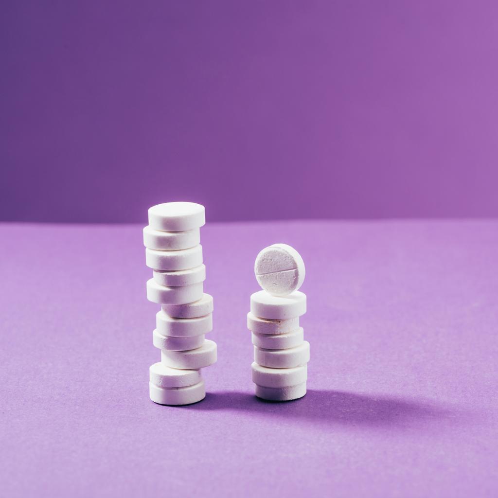 крупним планом вид організованих таблеток на фіолетовому фоні
  - Фото, зображення