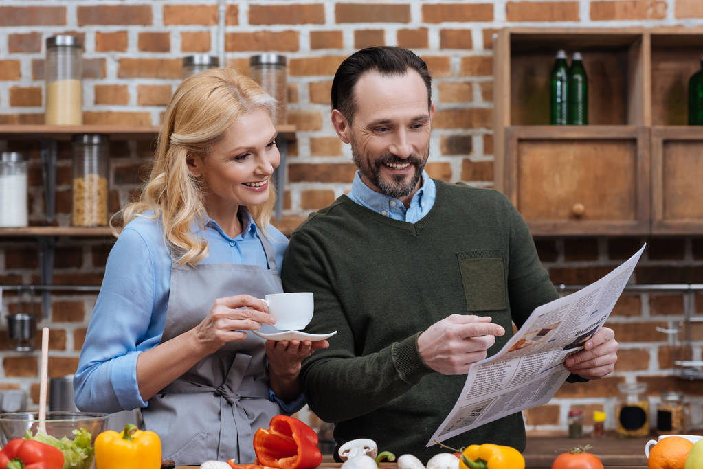 Frau trinkt Kaffee und Mann liest Zeitung - Foto, Bild
