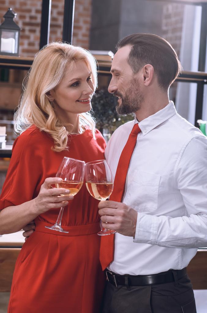 счастливая жена и муж звонят с бокалами вина на День Святого Валентина
 - Фото, изображение