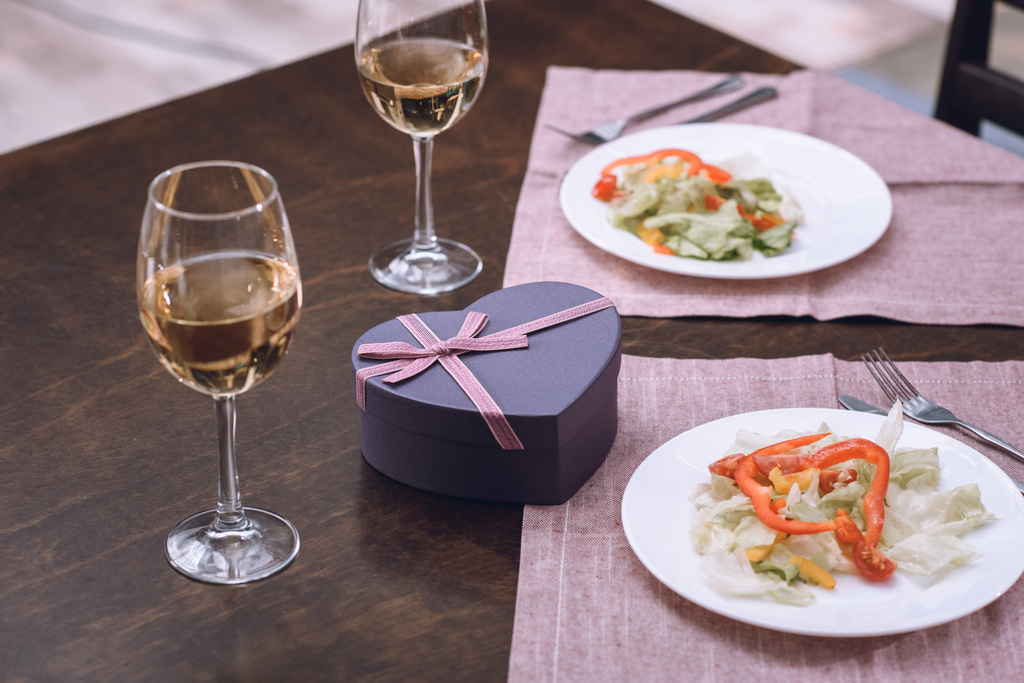 подарункова коробка у формі серця з вином та їжею на столі, концепція дня Святого Валентина
 - Фото, зображення
