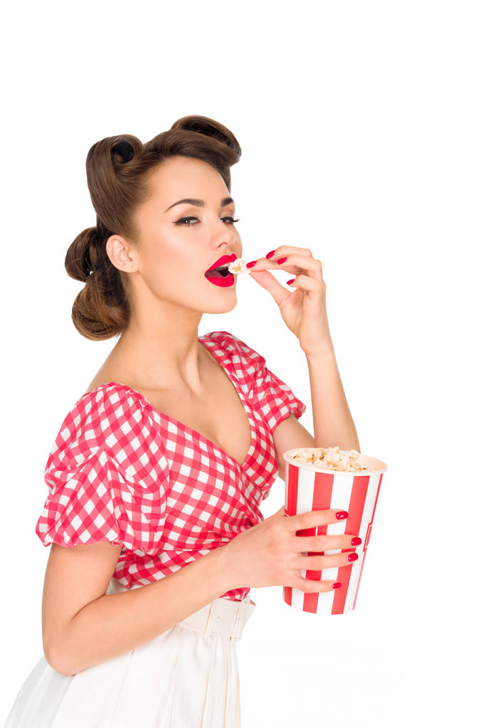 Portret van stijlvolle jongedame eten popcorn geïsoleerd op wit - Foto, afbeelding