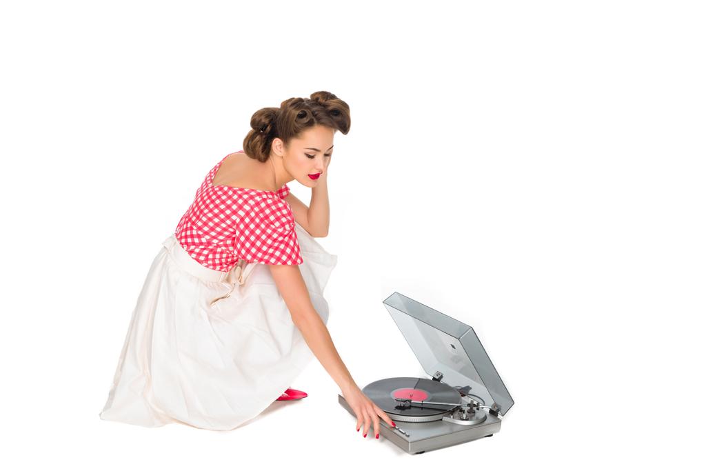 mulher em pin up estilo roupas ouvindo fonógrafo isolado em branco
 - Foto, Imagem