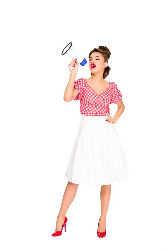 modische junge Frau in Pin-up-Kleidung mit Lautsprecher isoliert auf weiß - Foto, Bild
