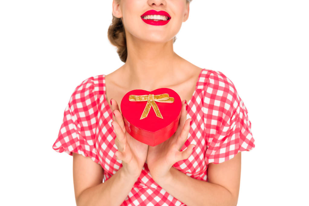 Μερική άποψη του κομψή γυναίκα με ρετρό ρούχα με δώρο σε σχήμα καρδιάς που απομονώνονται σε λευκό - Φωτογραφία, εικόνα