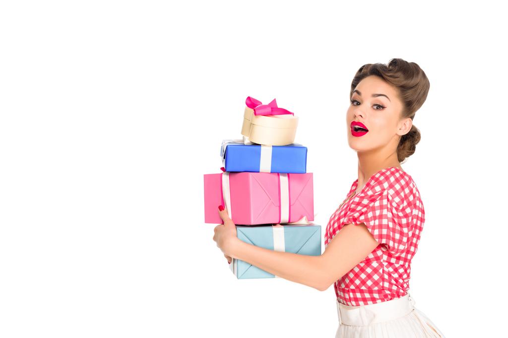 Seitenansicht der schönen Frau in Retro-Kleidung mit verpackten Geschenken isoliert auf Weiß - Foto, Bild