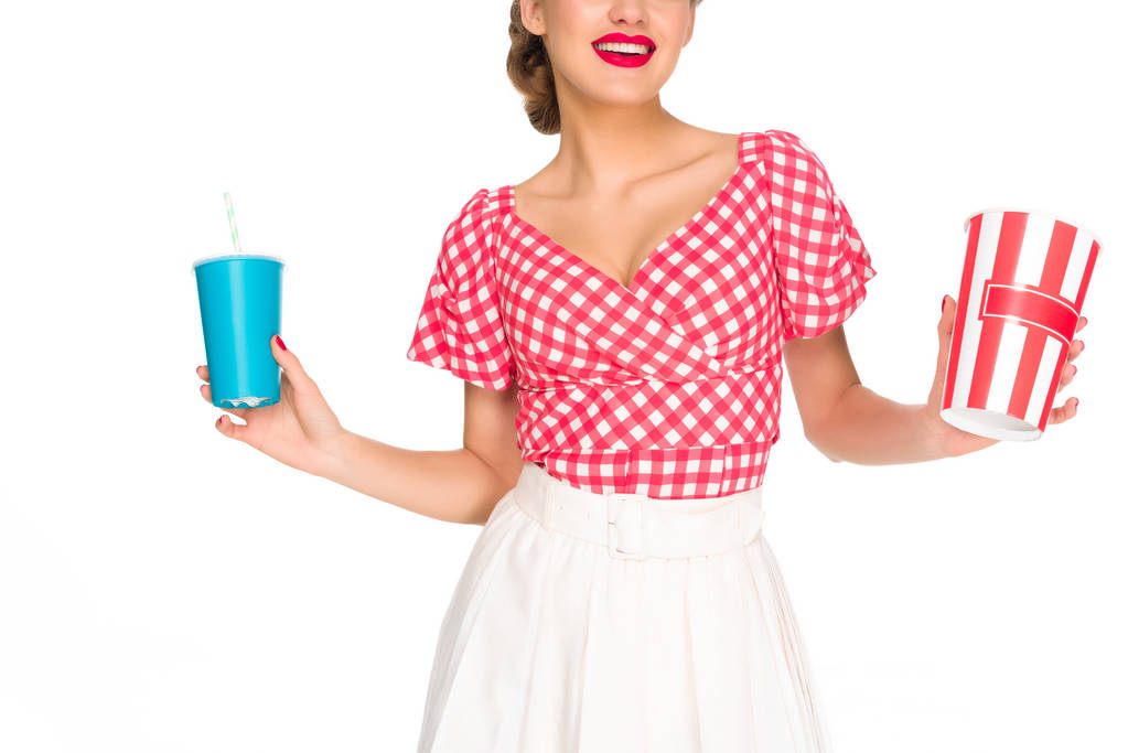 vue partielle de la femme dans des vêtements de style rétro avec pop corn et boisson dans les mains isolées sur blanc
 - Photo, image