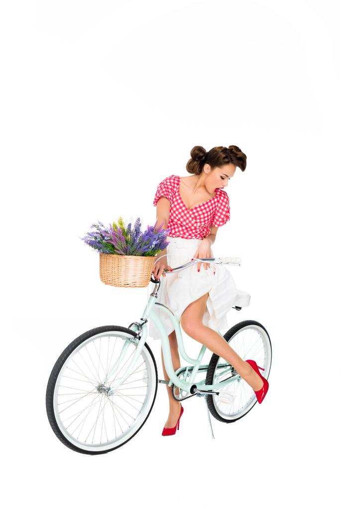привлекательный пин-ап женщина на ретро велосипеде изолированы на белом
 - Фото, изображение