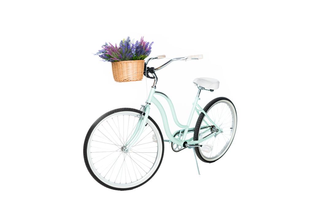 zár megjelöl kilátás retro kerékpár kosár tele elszigetelt fehér, levendula virág - Fotó, kép