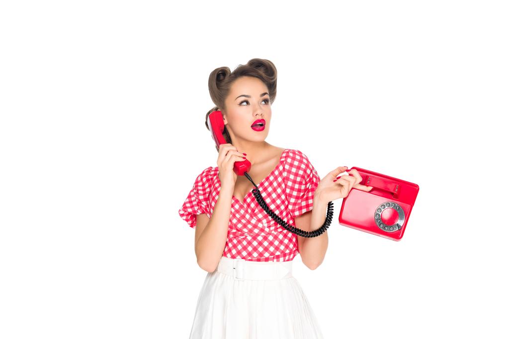 Porträt einer Pin-up-Frau, die auf einem alten Telefon spricht, isoliert auf Weiß - Foto, Bild