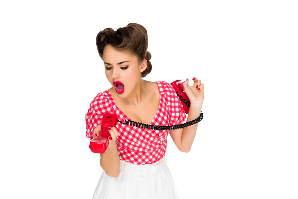 pin-up vrouw schreeuwen in oude telefoon tube geïsoleerd op wit - Foto, afbeelding
