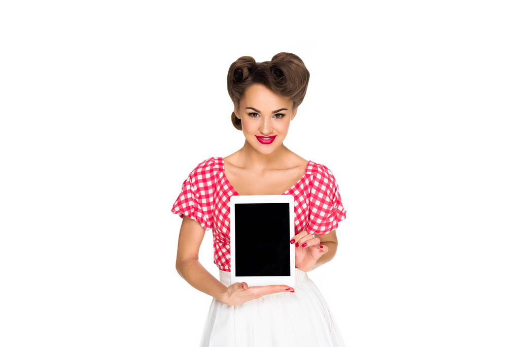 retrato de mulher sorridente em pin up estilo roupas mostrando tablet isolado em branco
 - Foto, Imagem