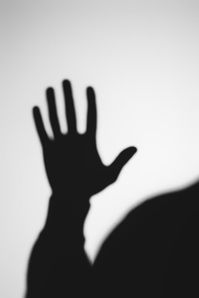 extraña sombra borrosa de mano humana sobre gris
 - Foto, imagen