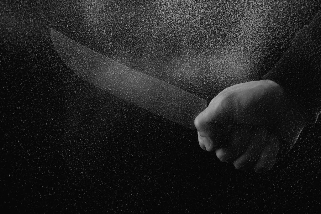 czarno-białe zdjęcie z trzasków mężczyzny trzymającego nóż - Zdjęcie, obraz