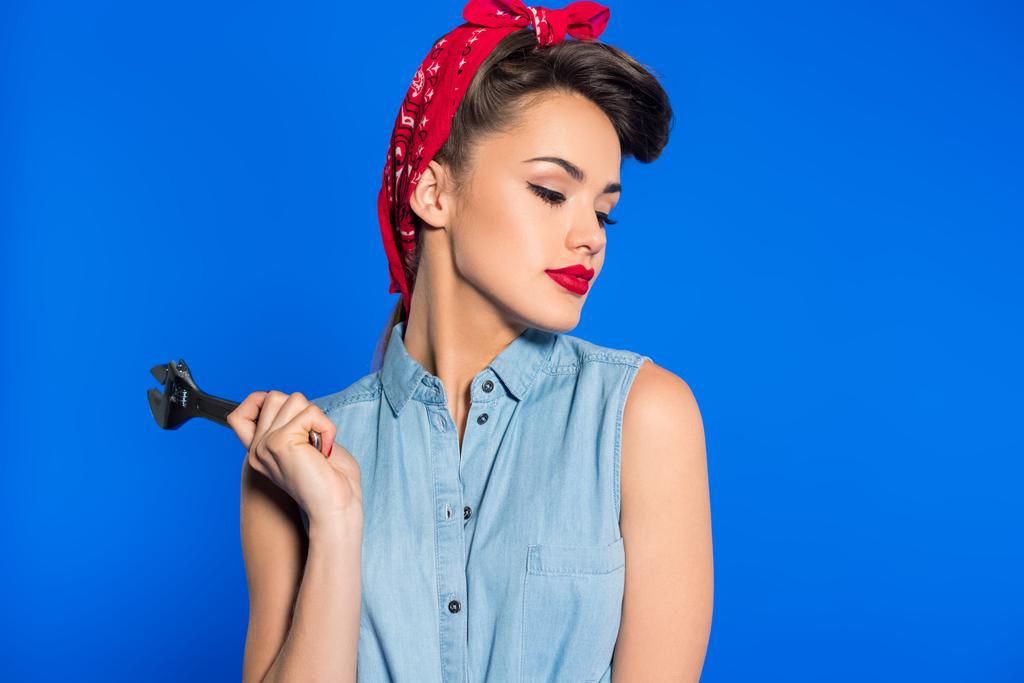 μοντέρνα νεαρή γυναίκα σε pin up στυλ ένδυσης με κλειδί που απομονώνονται σε μπλε - Φωτογραφία, εικόνα