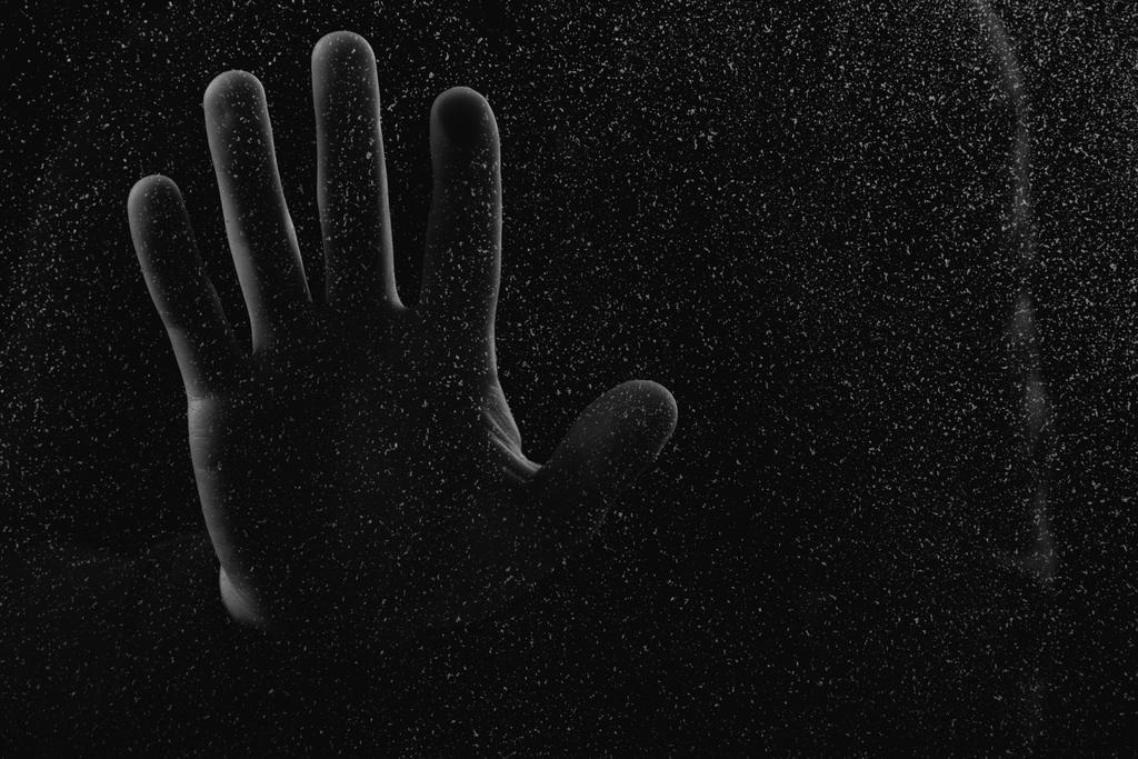emberi kéz érintése glitches üveg részleges kiadványról  - Fotó, kép