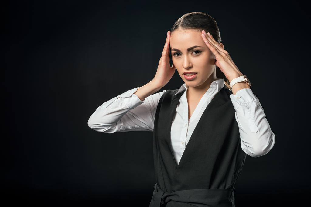 mujer de negocios cansado con dolor de cabeza, aislado en negro
 - Foto, imagen