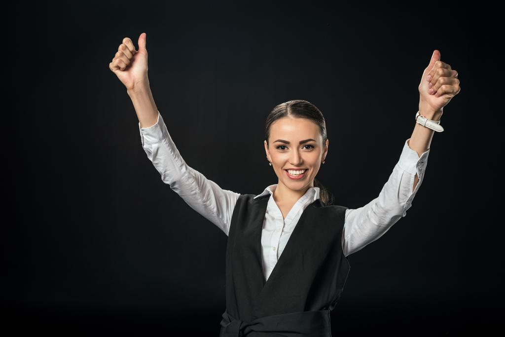 joven mujer de negocios alegre gesto y celebrando el éxito, aislado en negro
 - Foto, Imagen