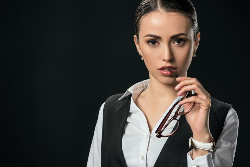joven empresaria reflexiva con gafas, aislada en negro
 - Foto, imagen