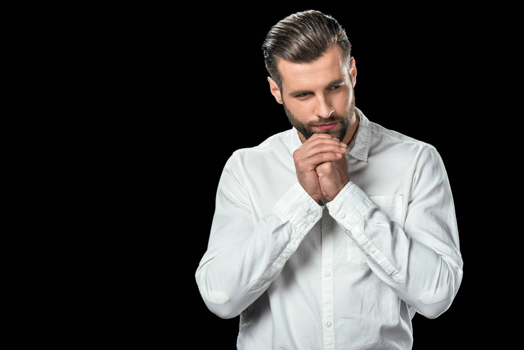 нервный бизнесмен в белой рубашке, изолированный на черном
 - Фото, изображение