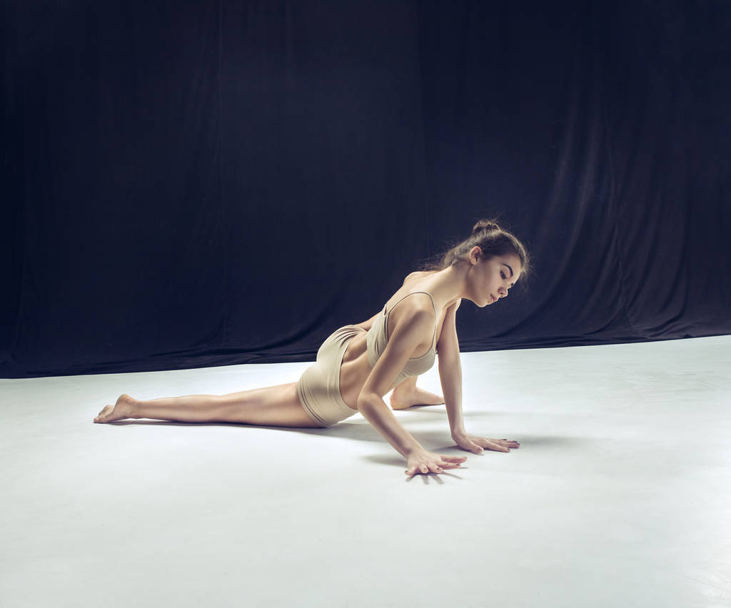 Молодий підліток танцюрист іон білий фон підлоги
. - Фото, зображення