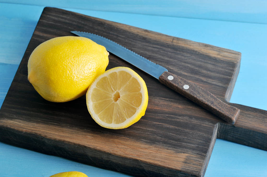 limone intero e mezzo limone con coltello
 - Foto, immagini