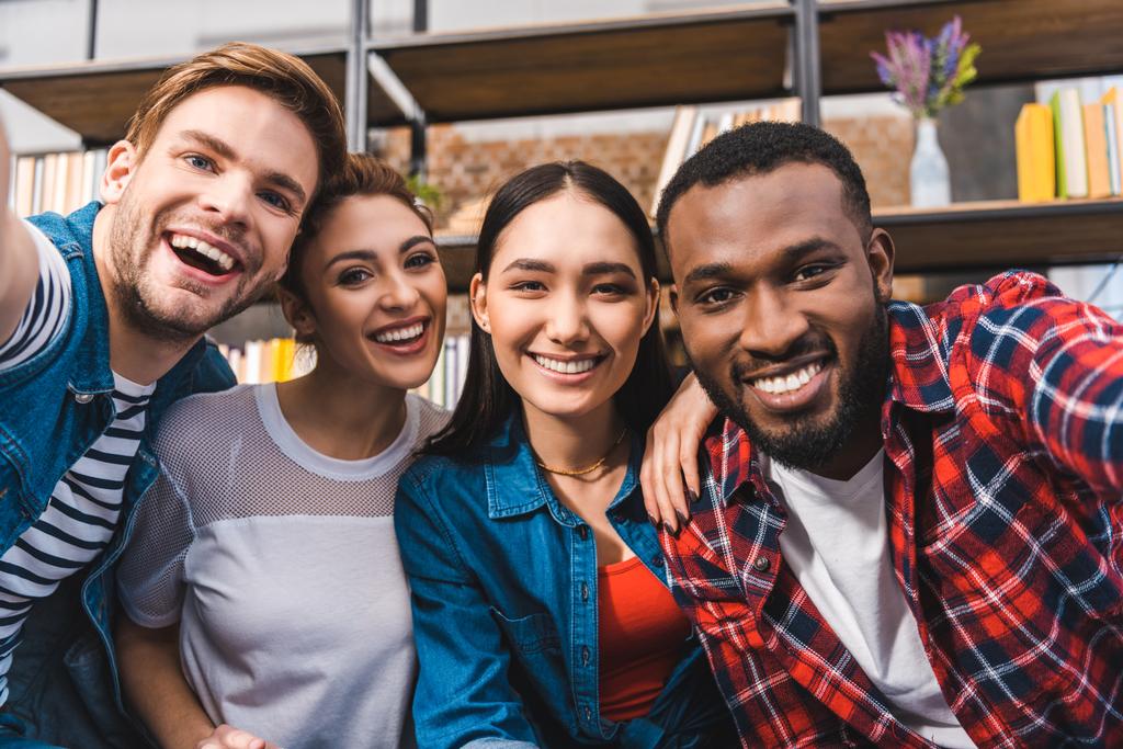glückliche junge multiethnische Freunde lächeln in die Kamera - Foto, Bild