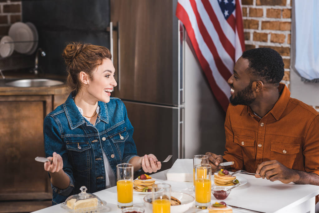 mutlu genç çok ırklı çift evde birlikte kahvaltı  - Fotoğraf, Görsel