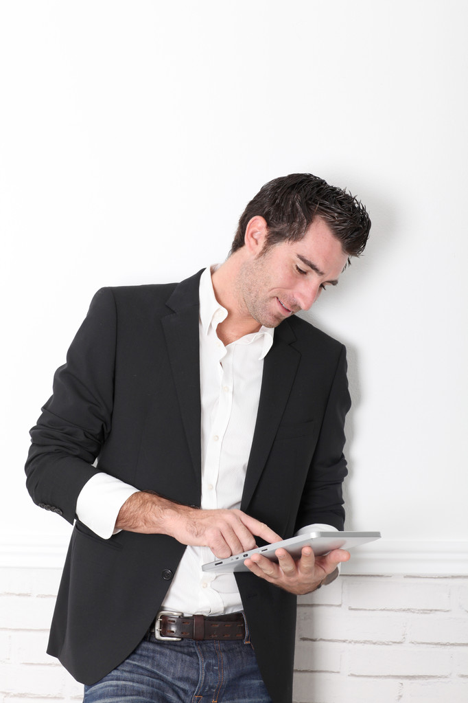 Homme utilisant une tablette électronique
 - Photo, image