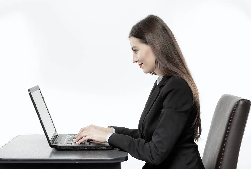 νεαρός επιχειρηματίας πληκτρολογώντας στο laptop πάνω από το λευκό φόντο - Φωτογραφία, εικόνα