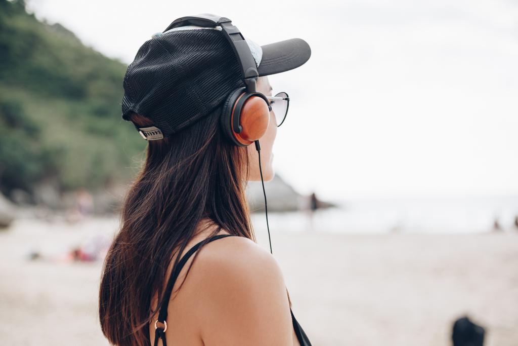 Kadın Kap Plajı'nda Kulaklık Ile Müzik Dinleme Telifsiz Fotoğraf ve Stok Görsel