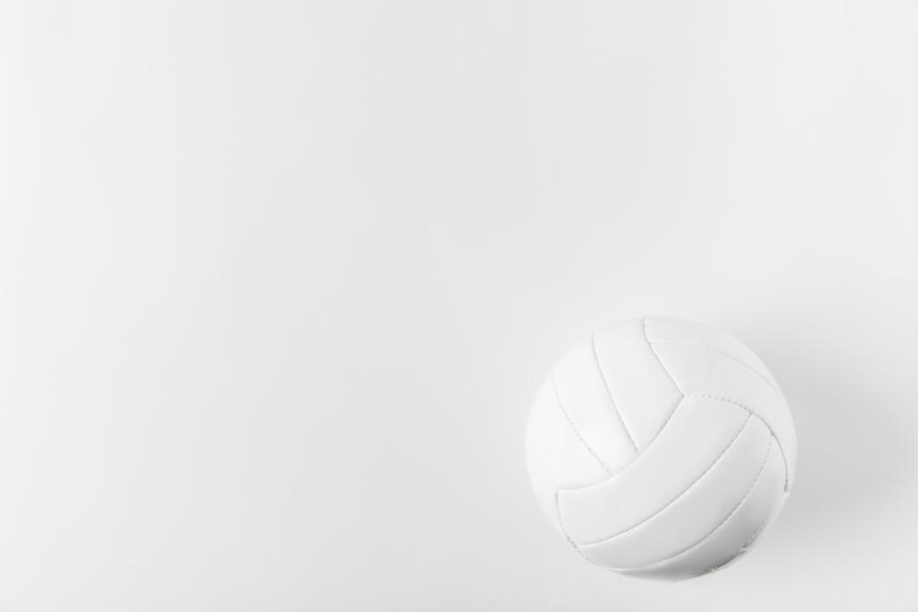 vue de dessus de la balle de volley-ball sur surface blanche
 - Photo, image