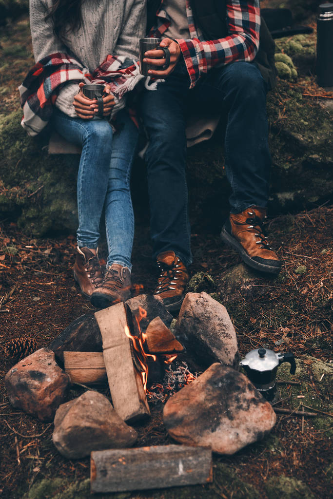 vue partielle des touristes couple près de feu de joie en bois de montagne
 - Photo, image
