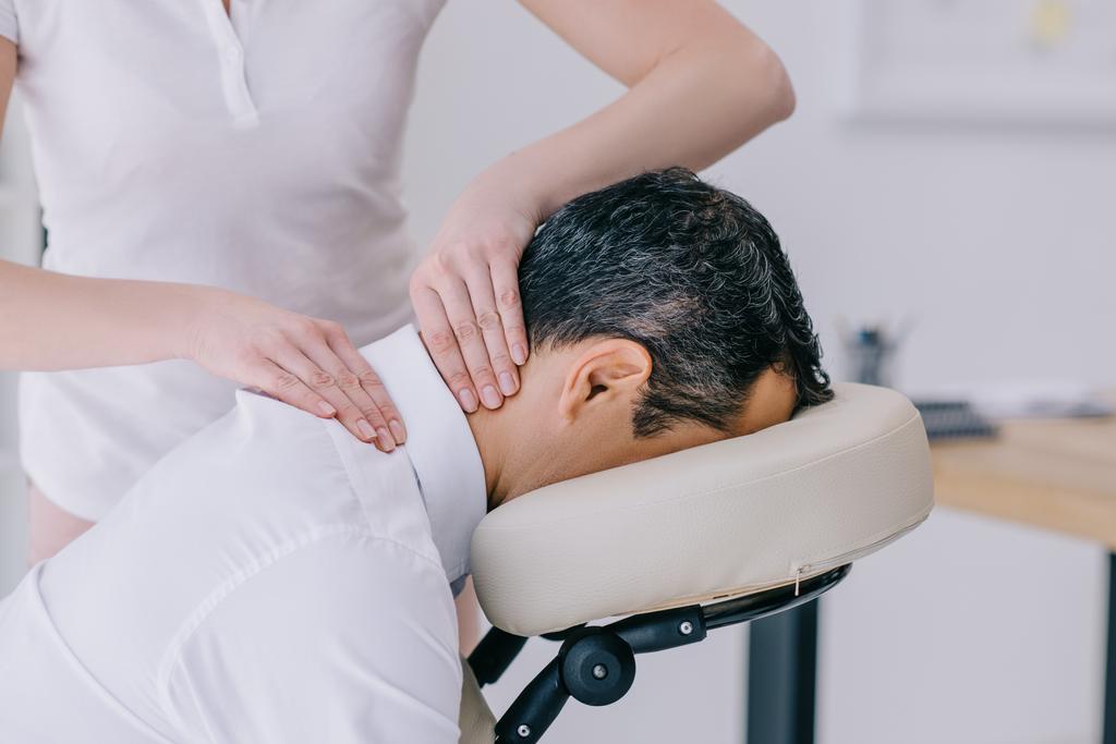 primo piano colpo di massaggiatrice fare collo massaggio per uomo d'affari
 - Foto, immagini