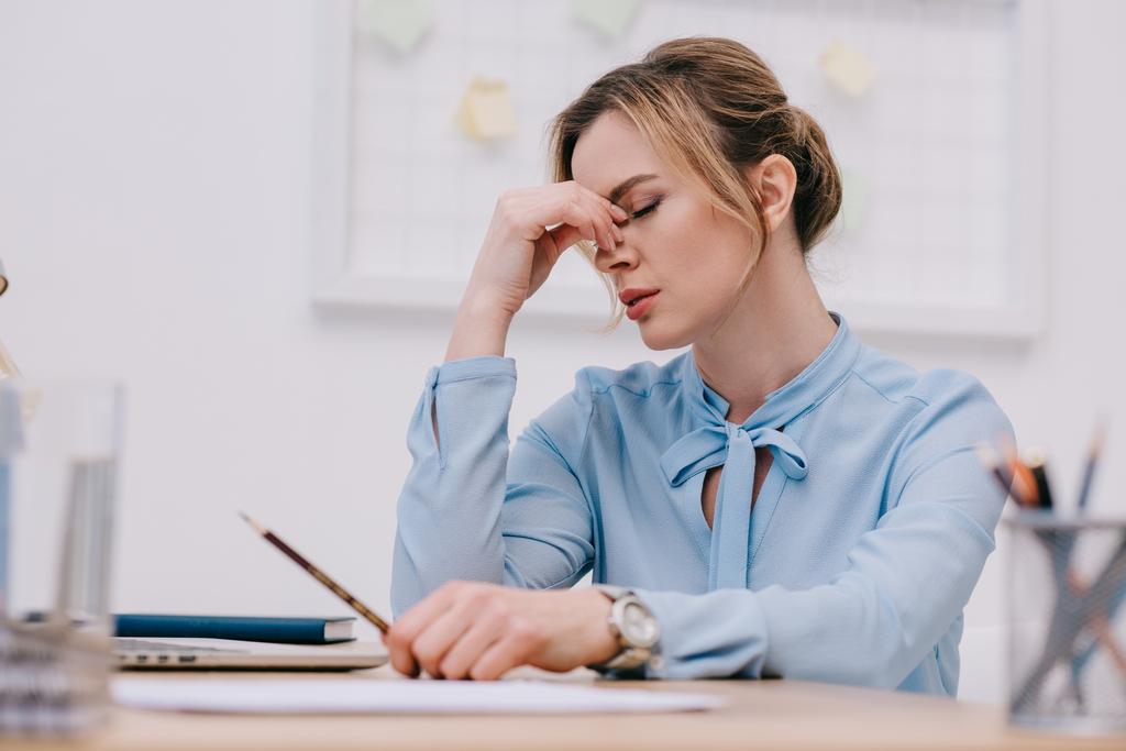 kimerült felnőtt üzletasszony ült munkahelyi irodájában - Fotó, kép