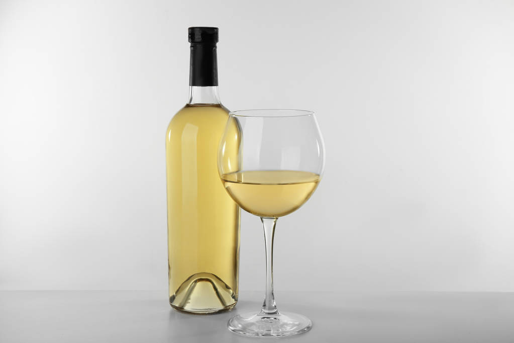 Flasche Wein und Glas auf weißem Hintergrund - Foto, Bild