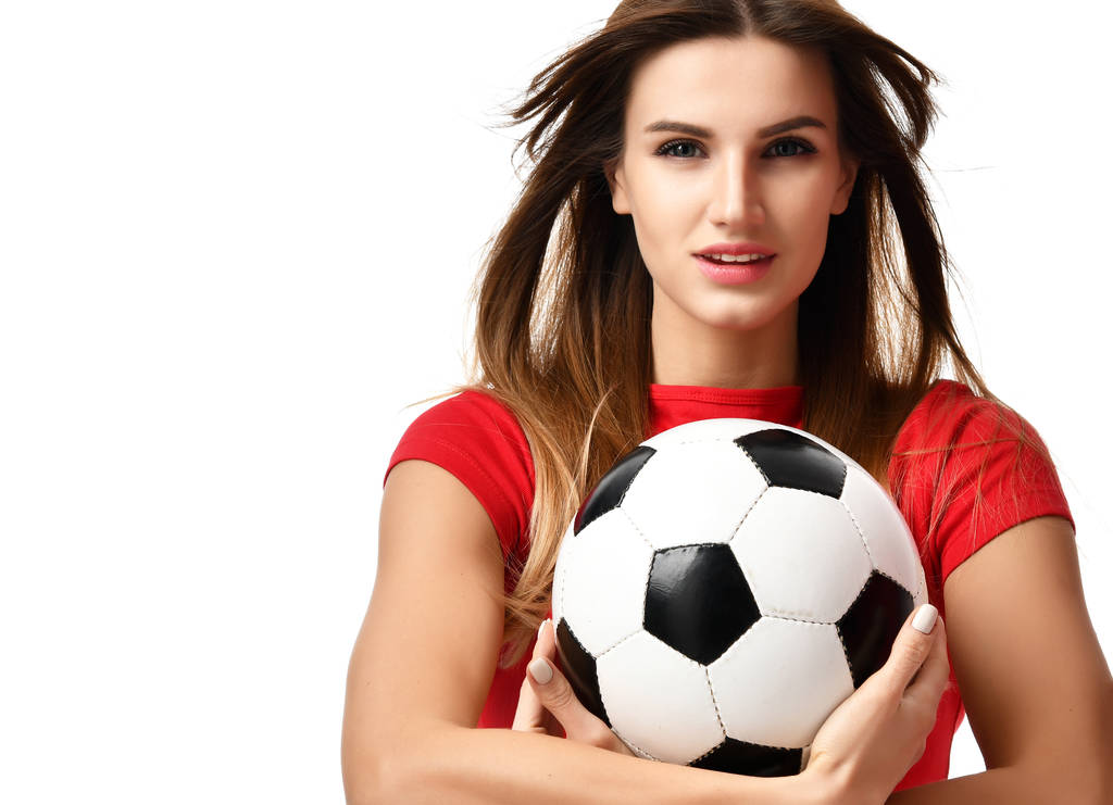 Tuuletin urheilu nainen pelaaja punainen yhtenäinen pidä jalkapallo juhlii tuulinen hiukset ja vapaa teksti kopioi tilaa
 - Valokuva, kuva