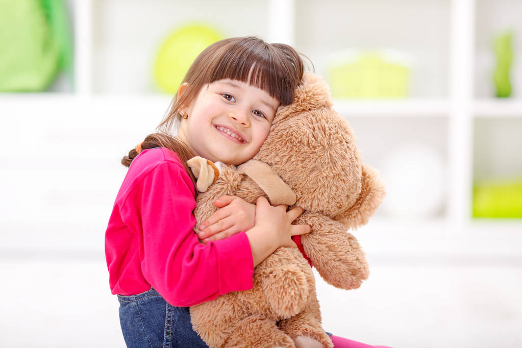 Маленькая девочка любит плюшевого медведя
 - Фото, изображение
