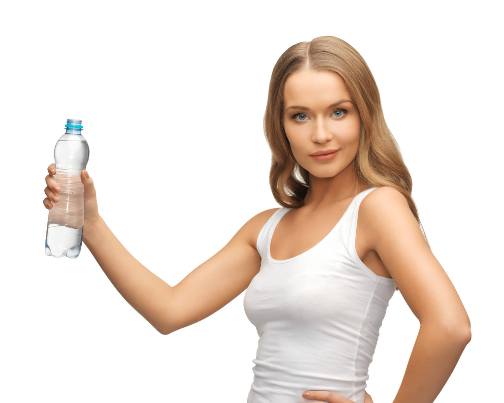 młoda piękna kobieta z butelką wody - Zdjęcie, obraz