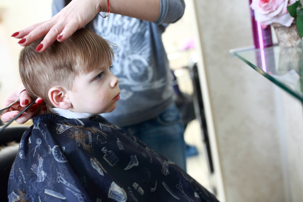 Criança na barbearia
 - Foto, Imagem