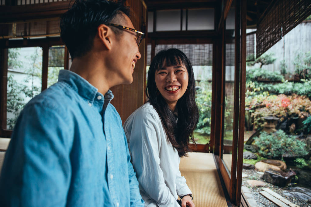 Nuori japanilainen pari viettää aikaa talossaan
 - Valokuva, kuva