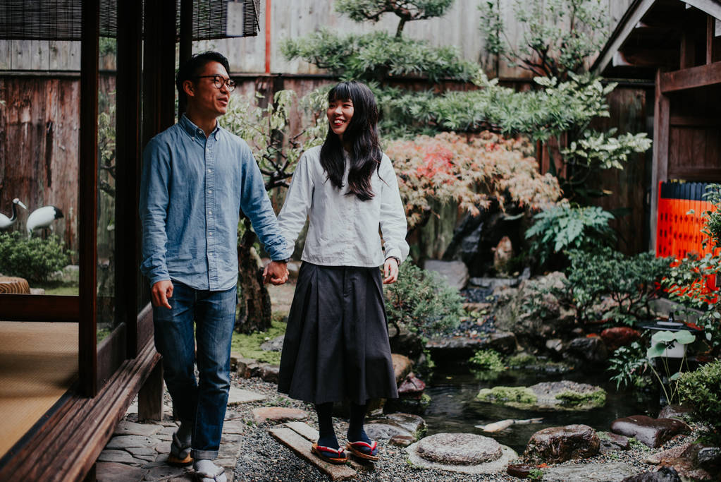 Jovem casal japonês passar tempo em sua casa
 - Foto, Imagem