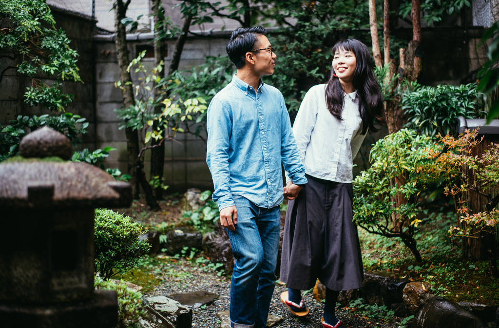 Νεαρό ζευγάρι Ιάπωνες που αφιερώνουν χρόνο στο σπίτι τους - Φωτογραφία, εικόνα